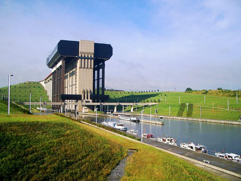 Le New Matinal Hotel ลา ลูเวียร์เร ภายนอก รูปภาพ